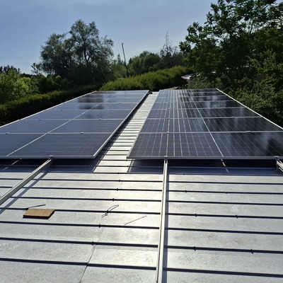 Instalación fotovoltaica de 8 kW coplanar en contenedor