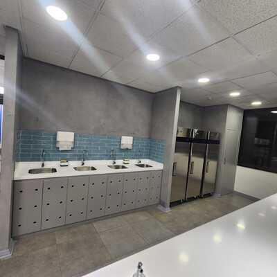 Comedor de oficinas terminado con zona de lavaplatos