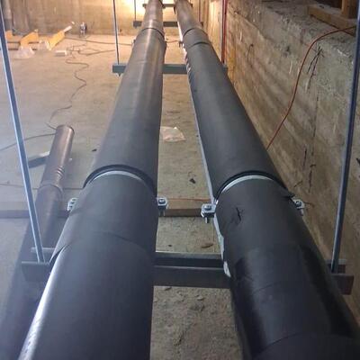 Instalación profesional de cañerías HVAC con soporte y aislación térmica