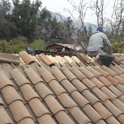 Reparacion de techo con teja colonial.