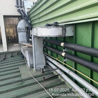 Redes HVAC exteriores sobre cubierta metálica con aislación profesional