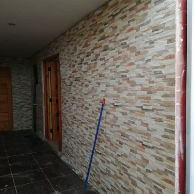 Instalacion cerámica fachada y remodelación puerta