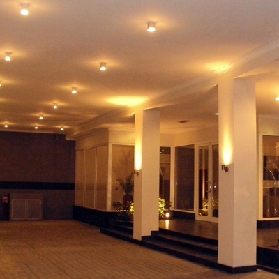 Acceso en marquesina