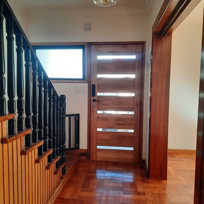 Caja Escala y Puerta Acceso