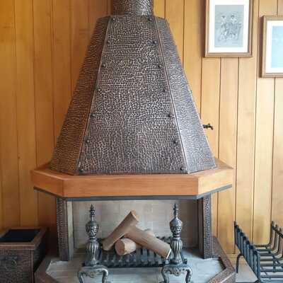 chimenea cobre martillado con madera