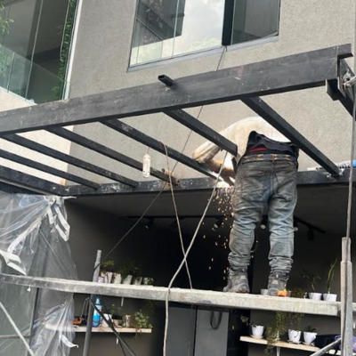 Fabricación y montaje de estructura metálica.