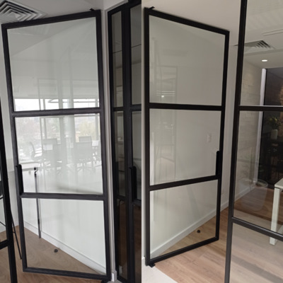 Puertas en fierro con vidrios