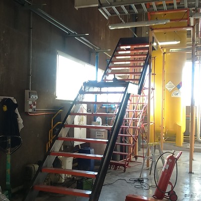 ESCALERA PARA ALTILLO BODEGA SUPERMERCADO UNIMARC