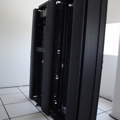 Instalacion de piso falso para cableado y rack y organizadores PANDUIT