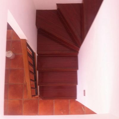 Escalera Piso color Ciruela