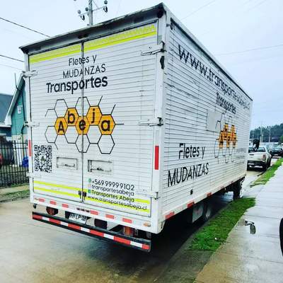 Camión Ford cargo, cerrado y equipado