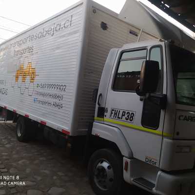 Camión Ford cargo, cerrado y equipado