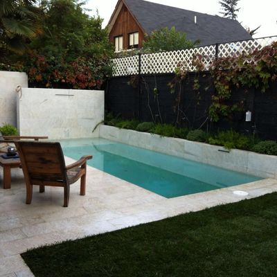 Piscina con área de reposaderas