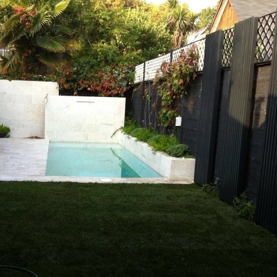 Piscina con área de reposaderas