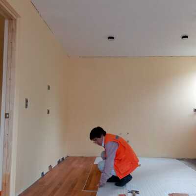 proyecto de piso flotante casa interior primer nivel