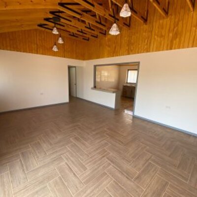 piso cerámico living .viga a la vista madera