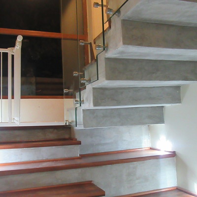 baranda cristal escalera hormigon con peldaño de madera