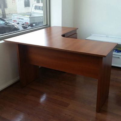 Escritorio curvo 150 x 150 Cedro con Cajonero 3 cajones