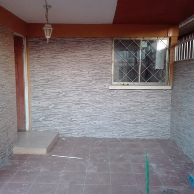 instalación cerámica piso patio y revestimiento muro