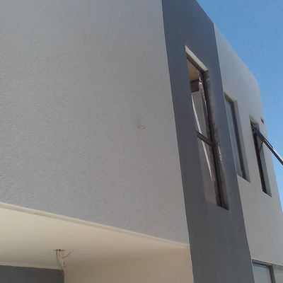 Grano distintos tonos con moldura de yeso