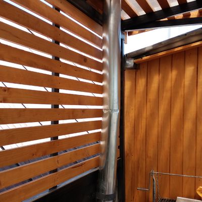 Cierre perimetral enchapada en madera