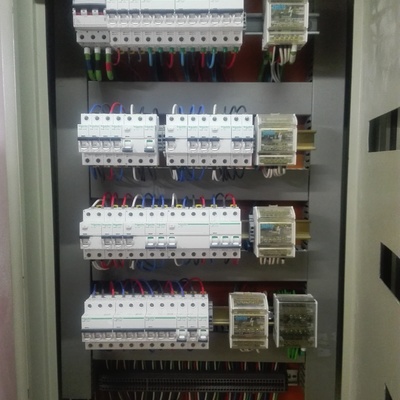 Tablero de iluminación, enchufes y clima.