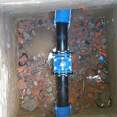 Cambio de válvula en matriz de aguas andina