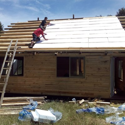 Colocación material aislante techumbre