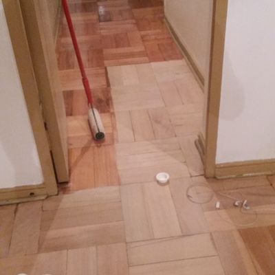 Sellando un piso con vitrificado lova