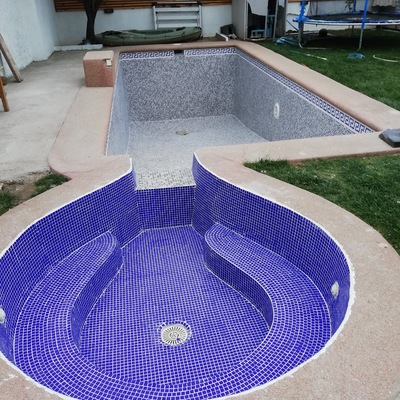 Piscina con jacuzzi