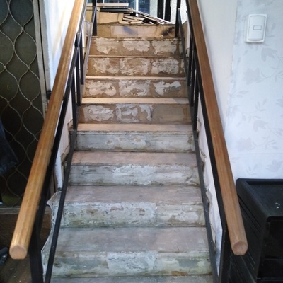 Instalación piso flatante escalera
