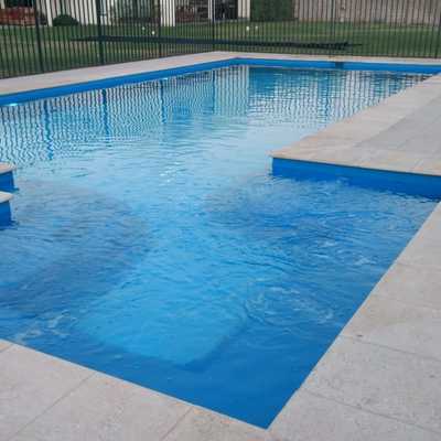 Piscina con asientos e hidromasajes