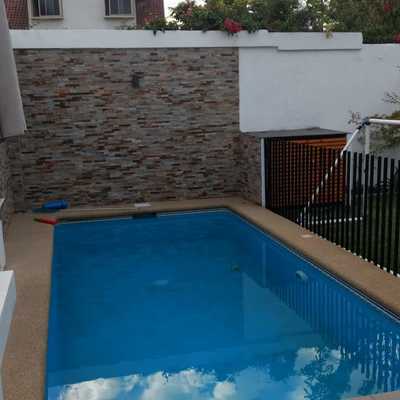 Piscina y caseta de equipos