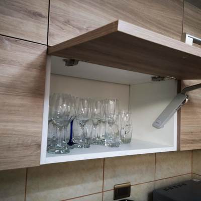 Mueble de cocina con brazo elevable Hafele