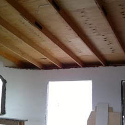 Sala de estar con vigas a la vista