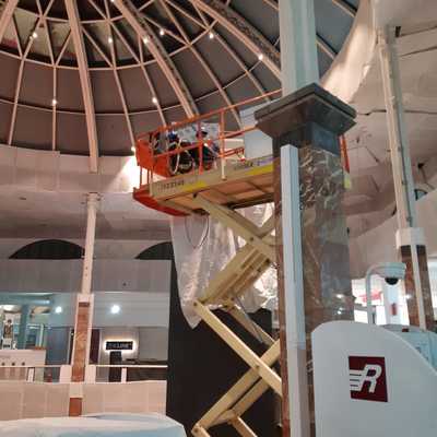 Instalación de revestimientos de aluminio compuesto en Mall Plaza Oeste.