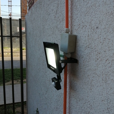 Instalación de proyector de área