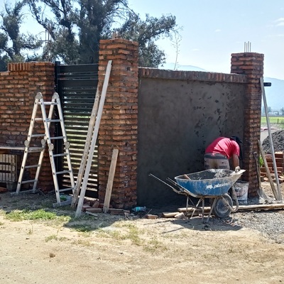 Muro fachada con puerta y porton.