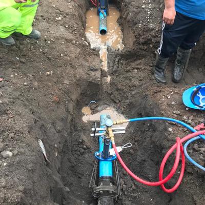 Trabajo con bypass de agua potable en excavaciones