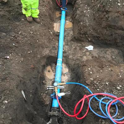 Trabajo con bypass de agua potable en excavaciones