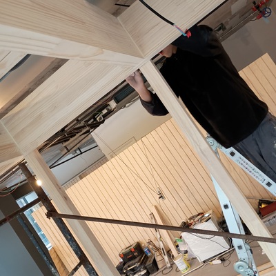 SALA REUNIONES DISEÑADA CON VIGAS LAMINADAS 3X8