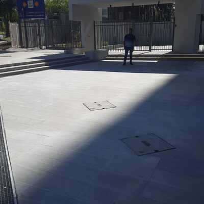 Acceso locales Edificio Guillermo Mann