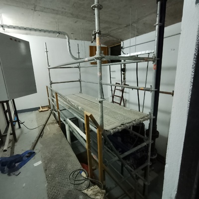 armado de andamios en sala de bombas