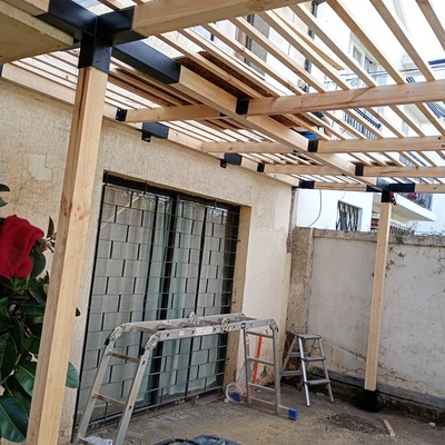 PERGOLA CON ESQUINAS METALICAS
