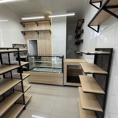 Diseño y Fabricación Integral de Mobiliario para Local Comercial (Estilo Industrial-Moderno)