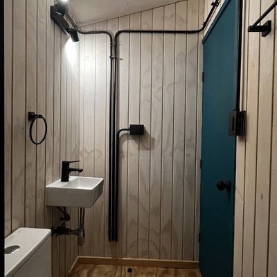 Baño industrial con diseño y personalidad
