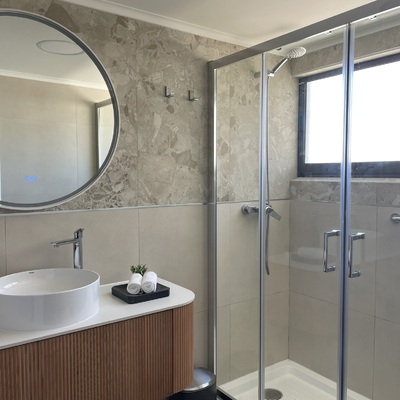 BAÑO SOBRIO Y FUNCIONAL