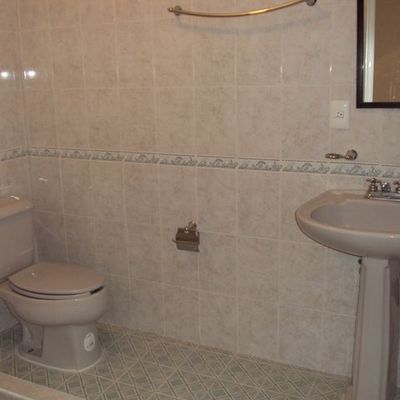 Instalación de cerámica muro y piso en baño