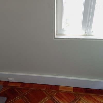 Instalación de enchufe en sala de reuniones de oficina OTEC