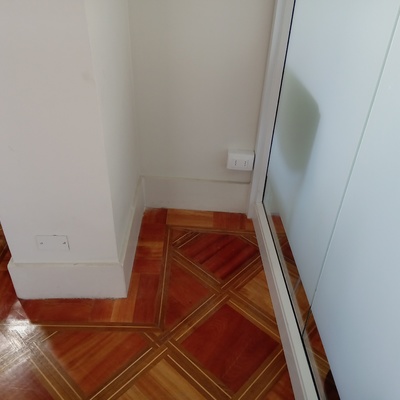 Instalación de enchufe para enfriador en oficina OTEC